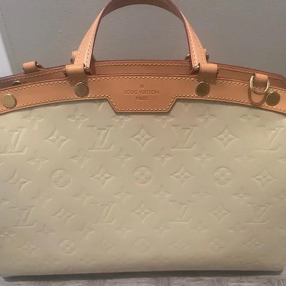 Authentic Louis Vuitton Vernis Brea MM bag. Like new without tags. Beautiful bag - Picture 4 of 13